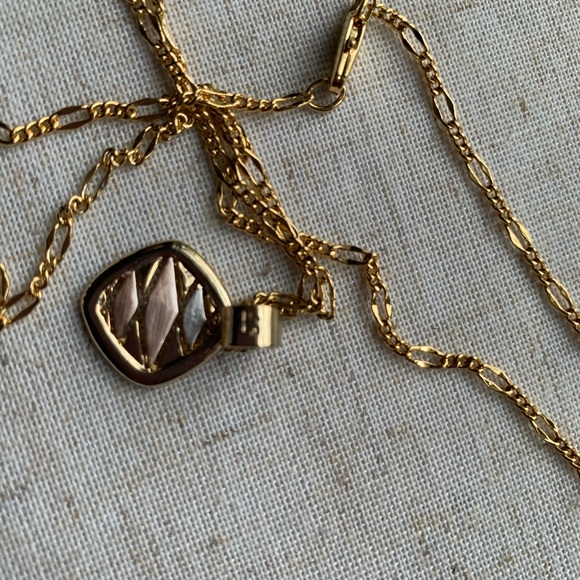 Necklace and earring set Tri gold detail. - Picture 4 of 5